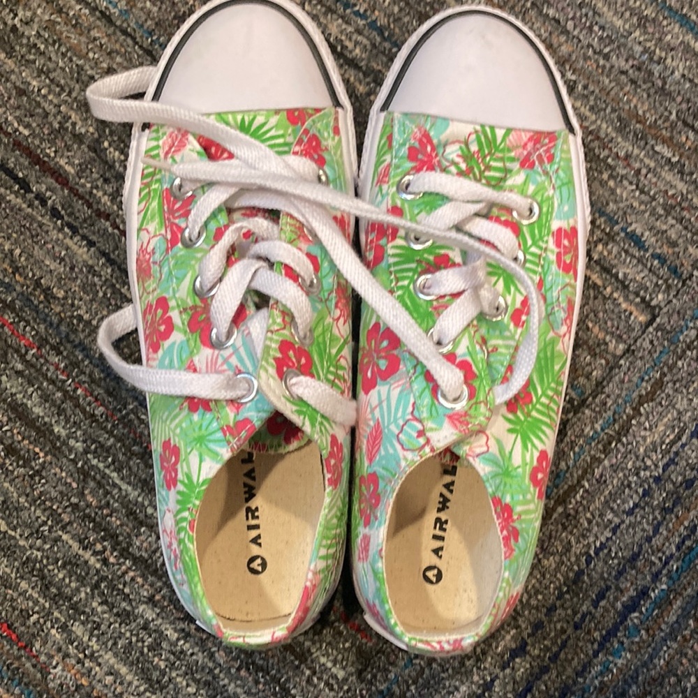 Womens Airwalk Hawaiin print shoes